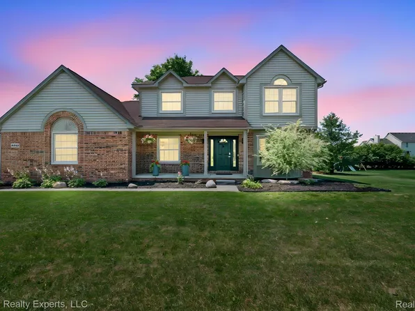11016 Pembrooke Cir, South Lyon, MI 48178