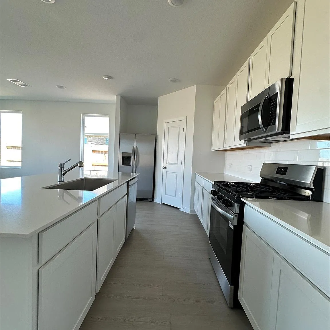 4 bed, 2.0 bath, 2060 sqft, $2,800 — Photo 2
