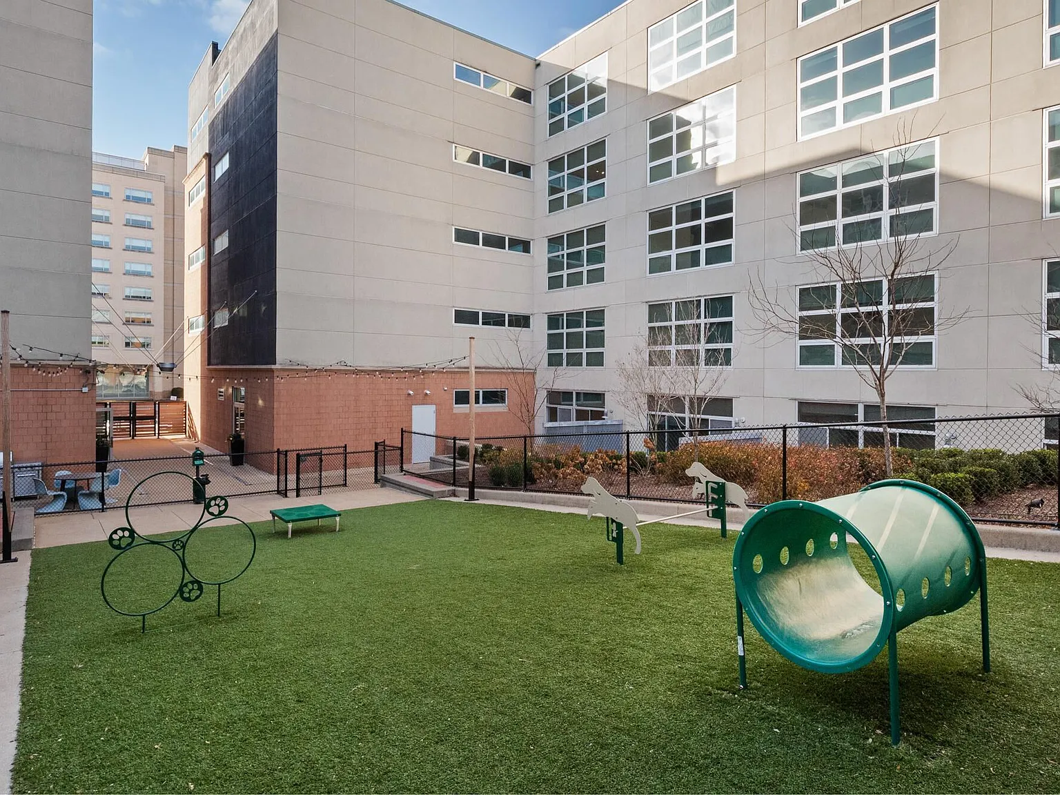 Metropolitan Flats — Photo 2