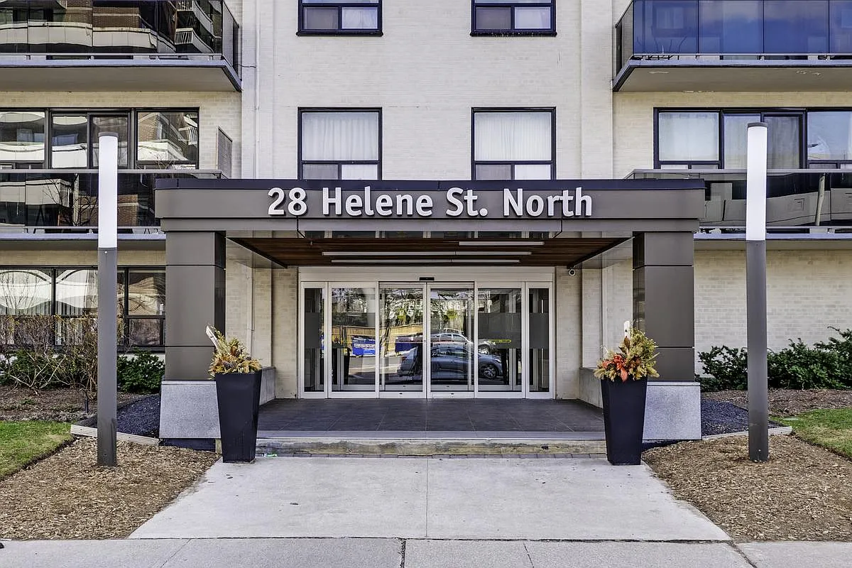 28 Helene Street North — Photo 3