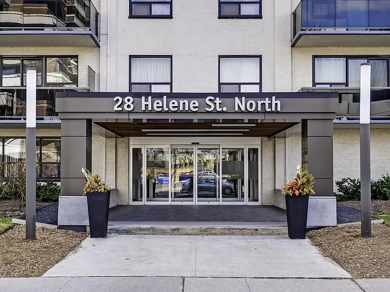 28 Helene St N — Photo 3