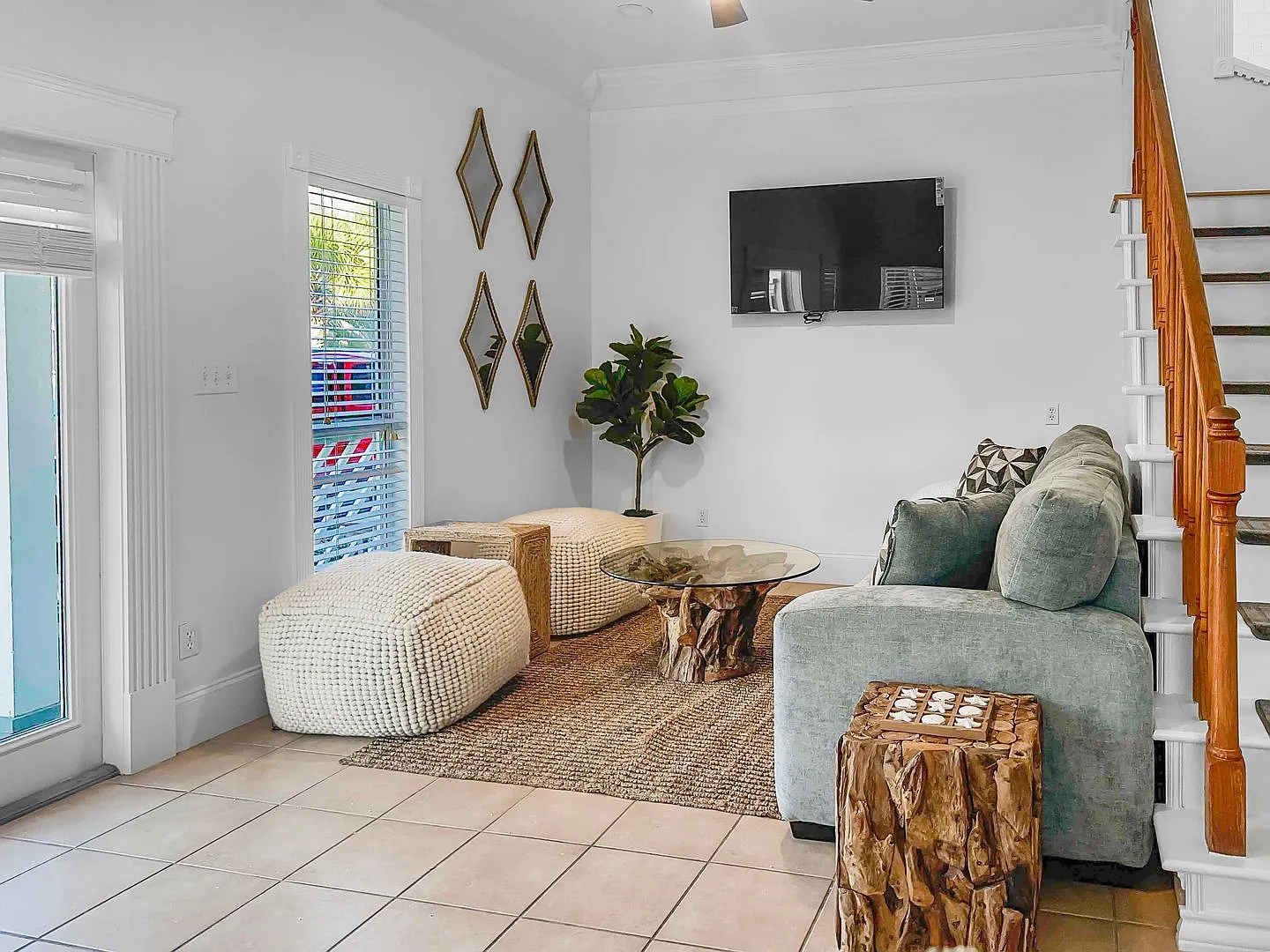 Perfect for large families or multiple friends! 5 bedroom house located close to tram pickup and ... — Photo 2