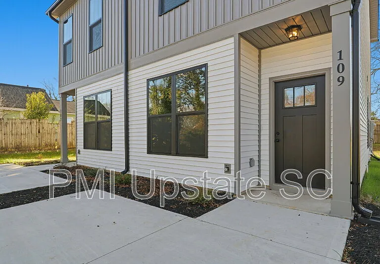 109 Virginia Ave — Photo 2