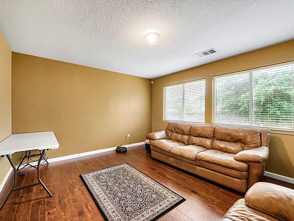 4th image of 1017 Coronation Way