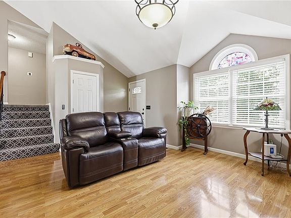 3rd image of 914 Elm Ct