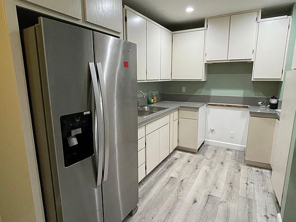 5th image of 2460 N Eastern Ave #2