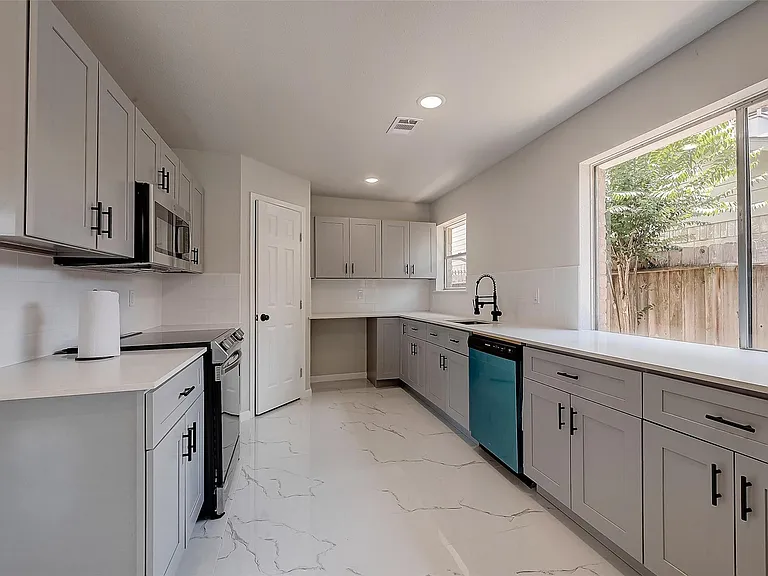 12055 Fairpoint Dr — Photo 32