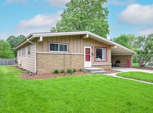 912 N Hine Ave, Waukesha, WI 53188