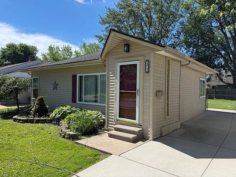 23734 Deziel St — Photo 2