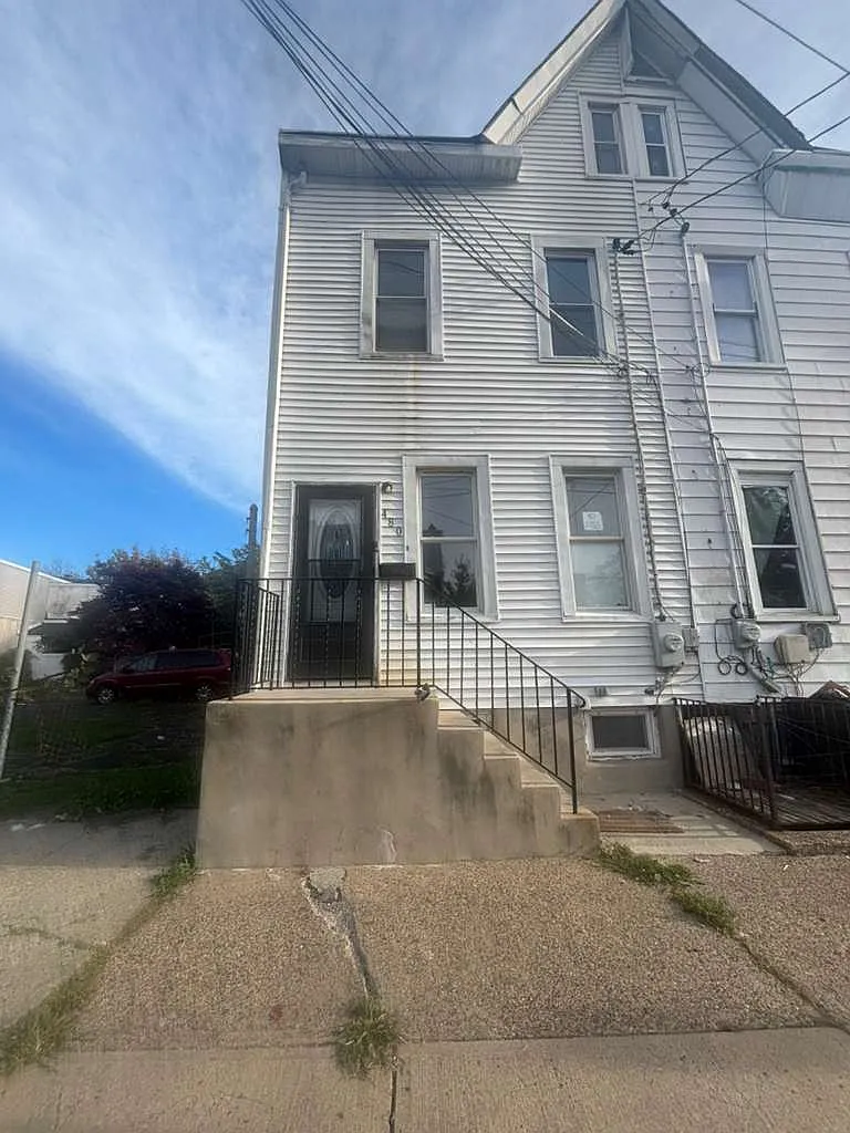 480 W Hanover St photo 1