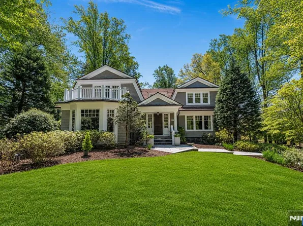 14 Coach Ln, Upper Saddle River, NJ 07458