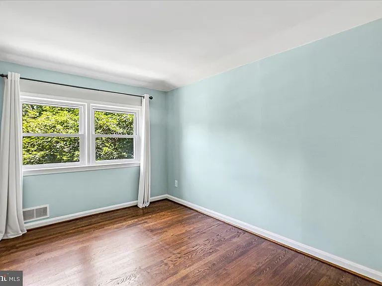 8109 Bainbridge Rd — Photo 16