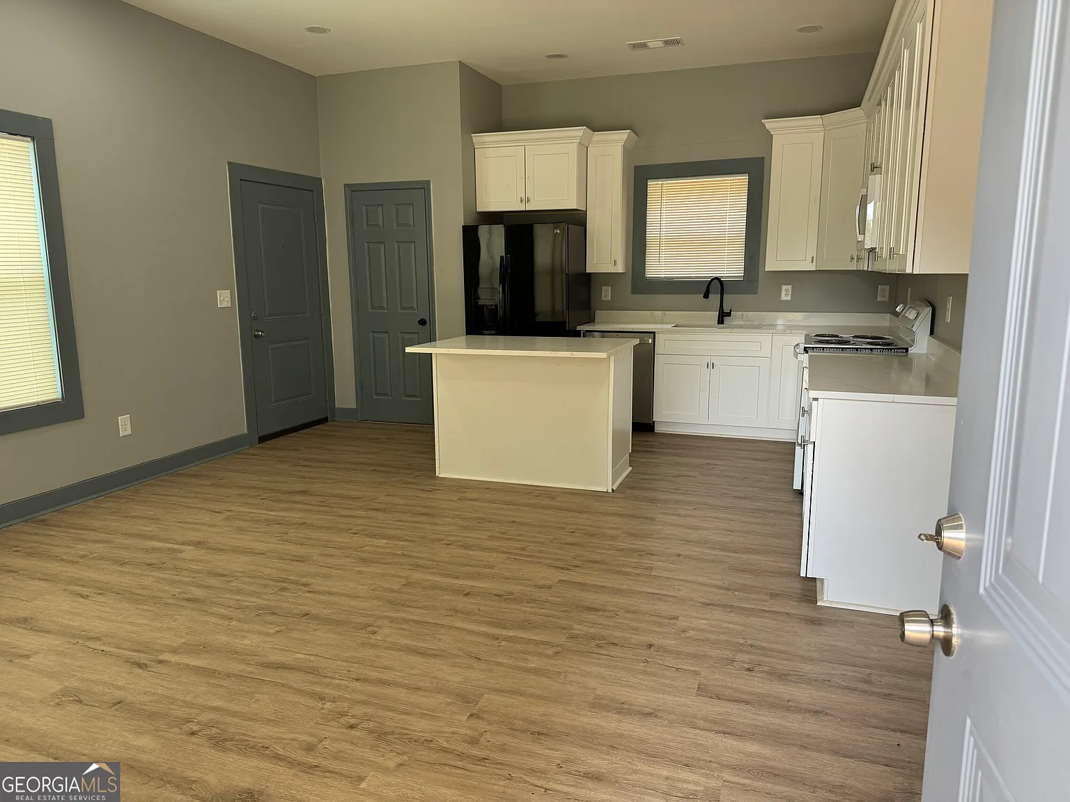 3 bed, 2.0 bath, 1350 sqft, $1,800 — Photo 3