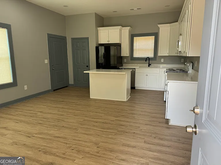 1555 W Poplar St — Photo 3