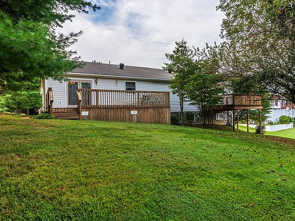 3rd image of 1065 Empire Dr