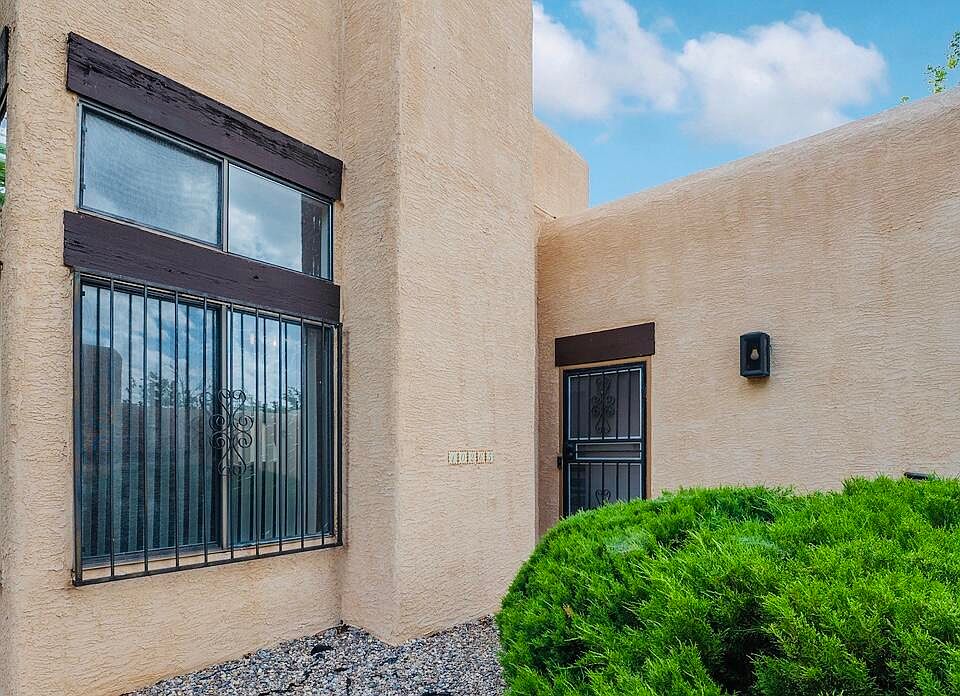 1st image of 10265 Las Casitas Ct NE