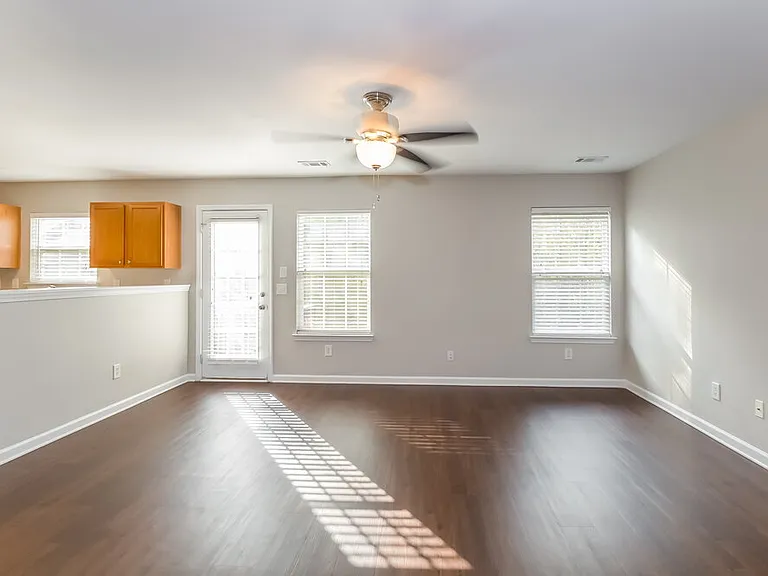 2720 Mayfair Dr — Photo 6