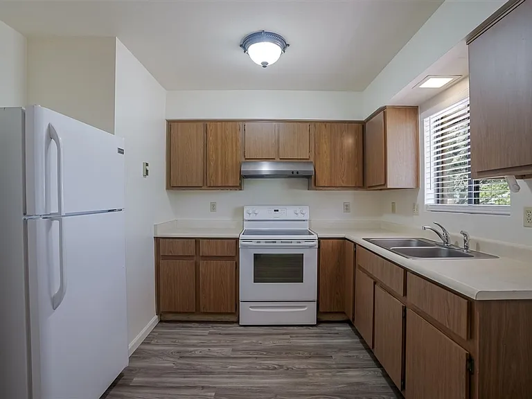 645 Ash St — Photo 7