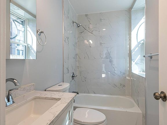 5th image of 1016 W Ainslie St APT 1
