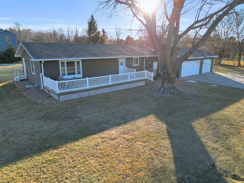 1st image of 28 Elm Dr