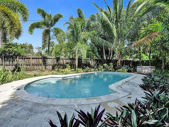 4th image of 1124 NW 16th St