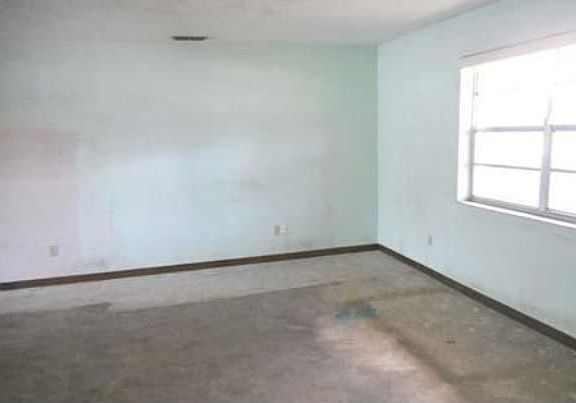 4th image of 712 Tarry Town Trl