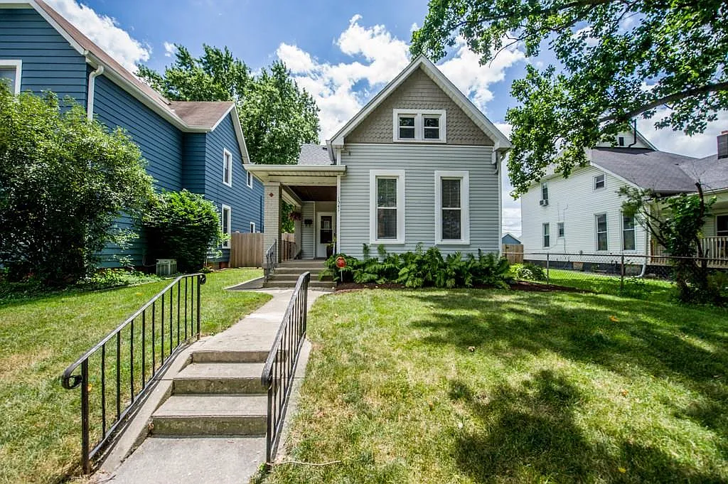 1541 Woodlawn Ave photo 1