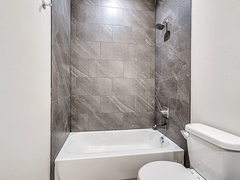612 W 2nd St #100 — Photo 30