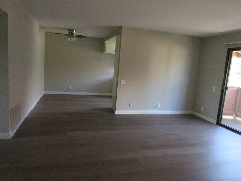 Las Flores Gardens Apartments — Photo 24