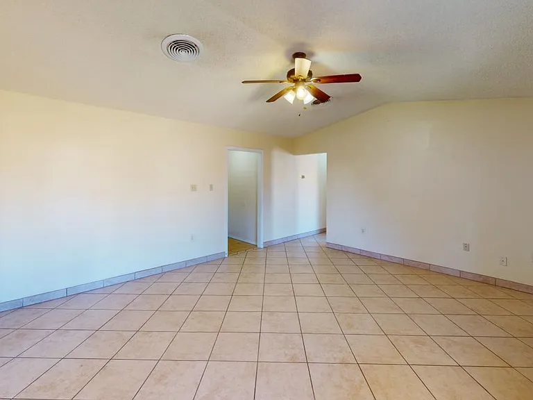 1460 Lindberg Ave — Photo 8