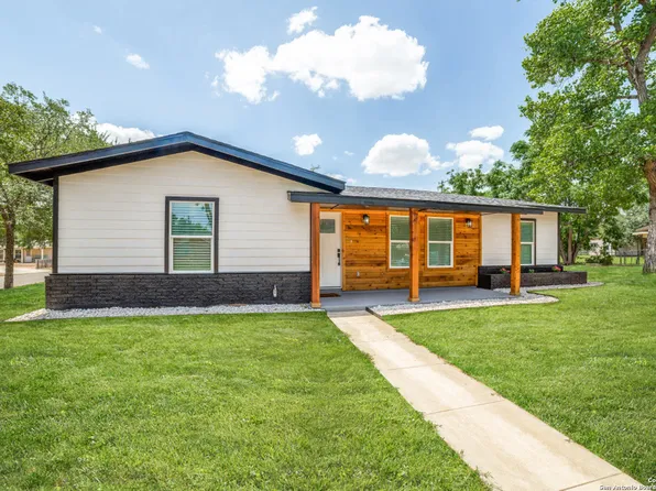 1105 KATHLEEN ST, Pleasanton, TX 78064