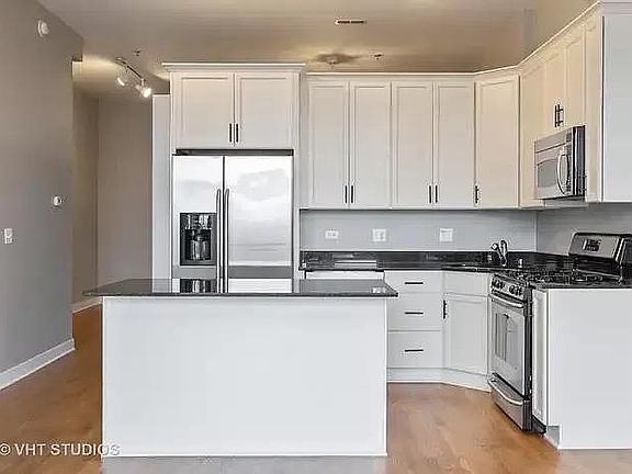 4th image of 2 S Leavitt St Unit 302