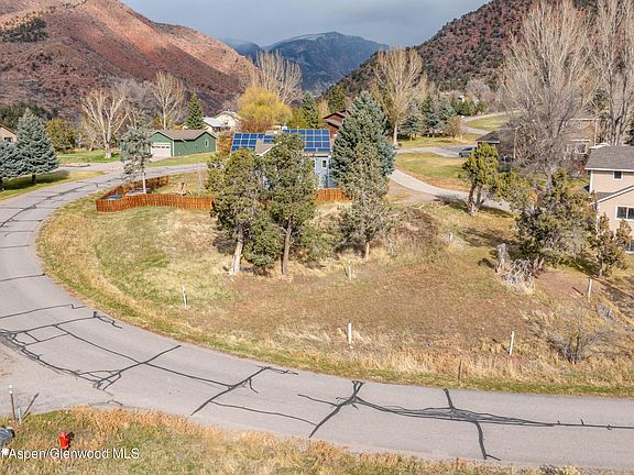 3rd image of 476 Canyon Creek Dr