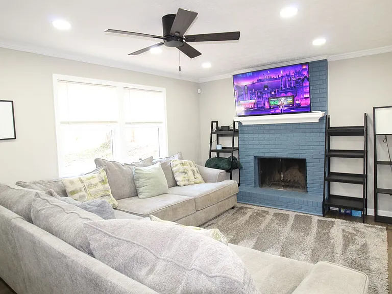 3367 Oak Dr — Photo 2