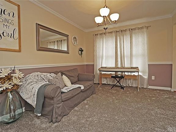 5th image of 597 Woodbine Ct