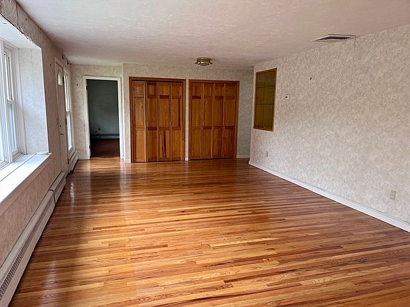 4th image of 79 Newton Ave N