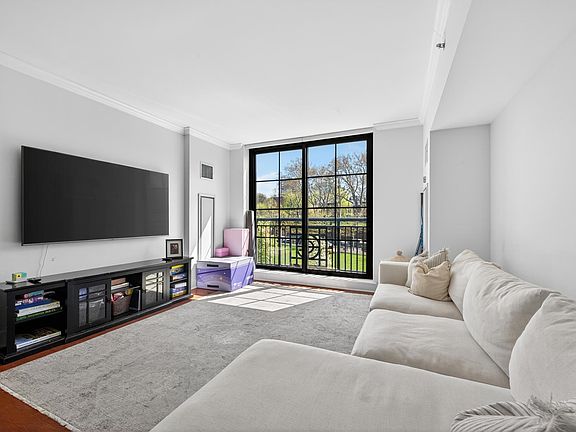 4th image of 1025 Maxwell Ln APT 212