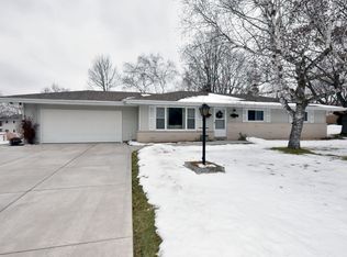 W135S6569 Sherwood Cir, Muskego, WI 53150