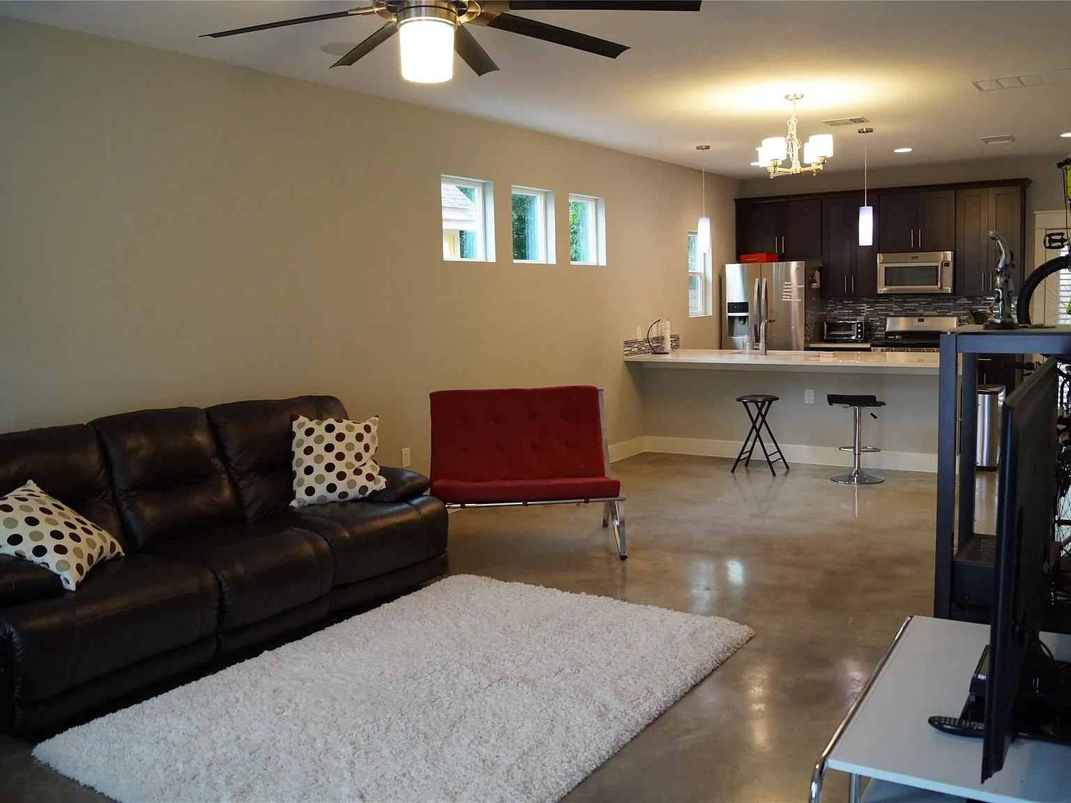 4 bed, 2.5 bath, 2030 sqft, $4,400 — Photo 3