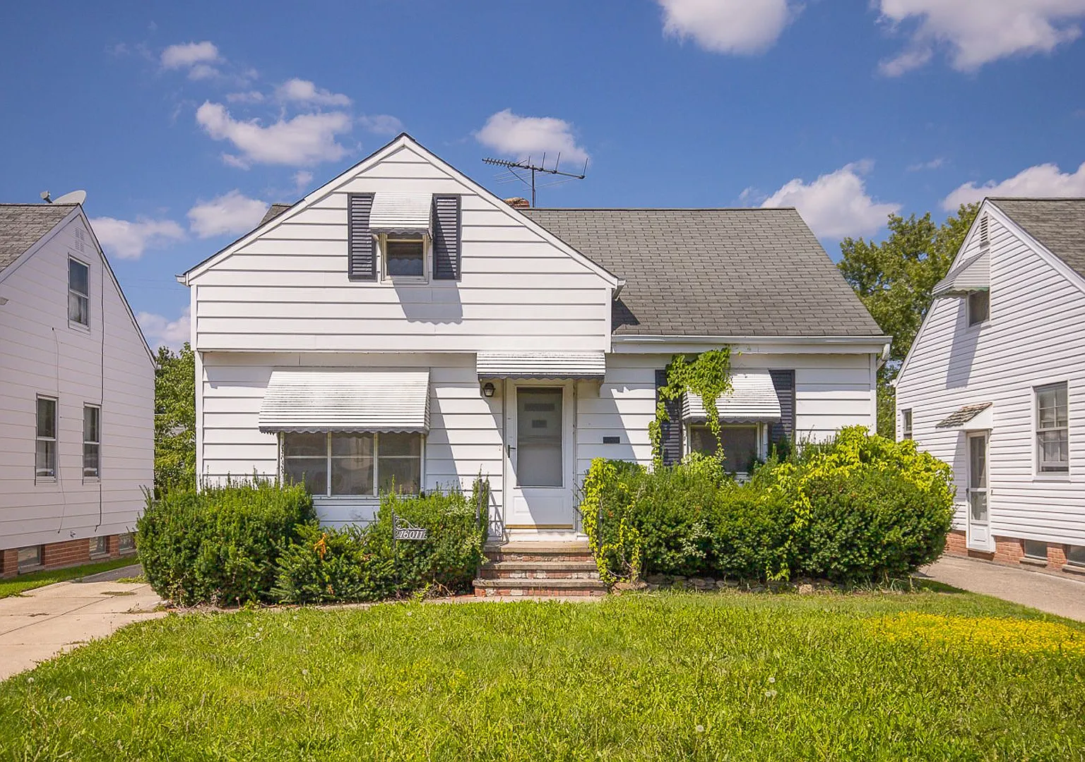 3-Bed, 1 Bath Beautiful Single- Family Home In Maple Heights! — Photo 3