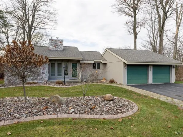 1261 Grover Rd, East Aurora, NY 14052