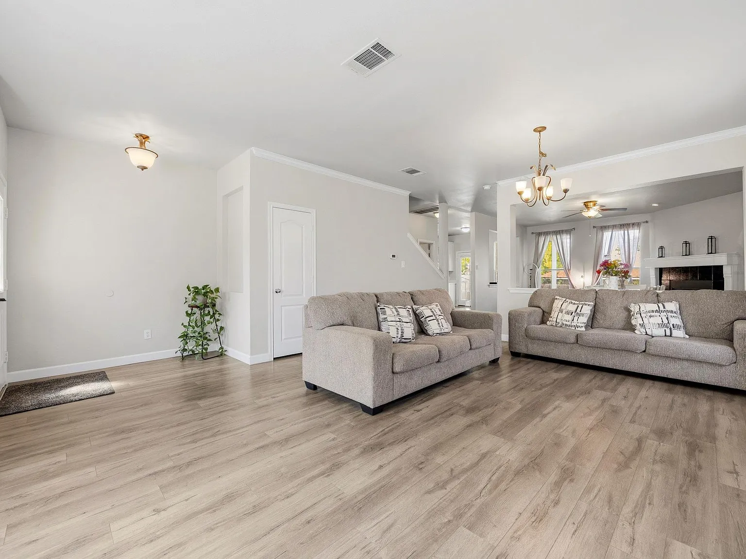 4 bed, 2.5 bath, 2780 sqft, $2,800 — Photo 4