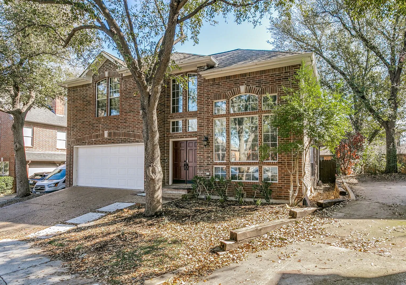 Luxury Home Full of Natural Light And Open Floor Plan — Photo 2