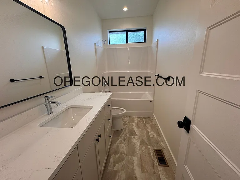 Brand new 3 bedroom 2.5 bath Coburg townhome — Photo 7