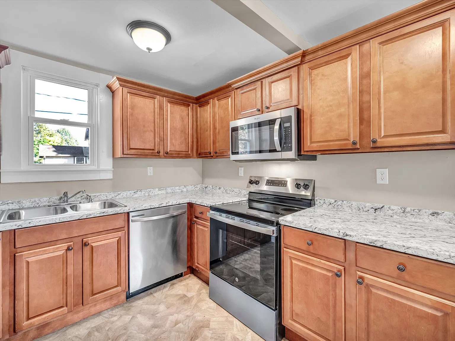 3 bed, 1.5 bath, 1712 sqft, $2,700 — Photo 2