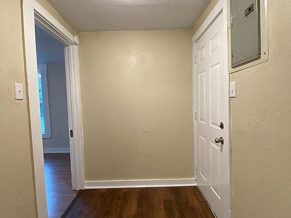 5th image of 904 N Main St