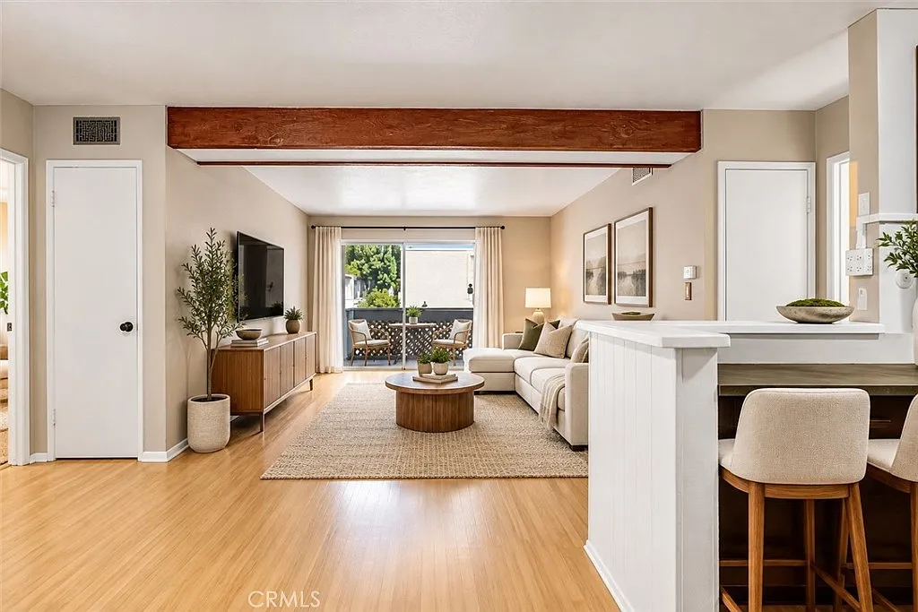 2 bed, 911 sqft, $2,400 — Photo 1