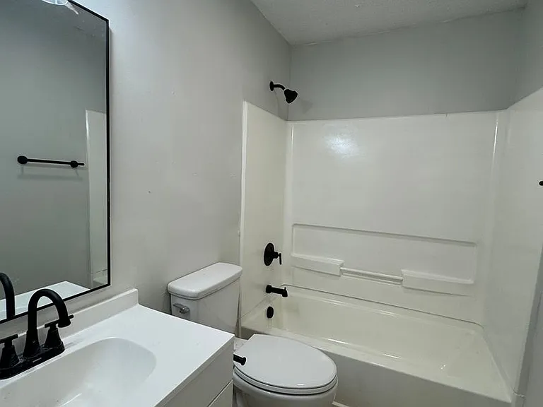 2109 Albany St — Photo 27