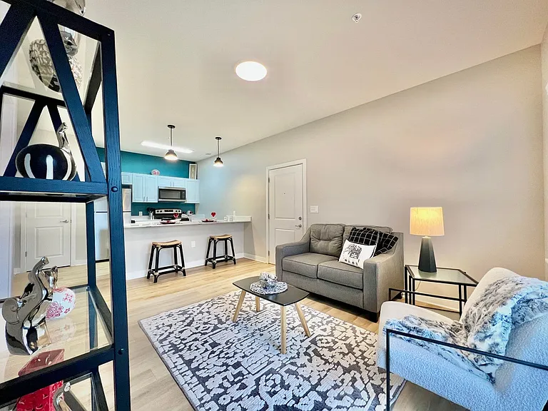 Water's Edge Apartments — Photo 30