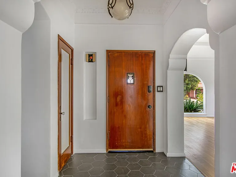 4126 S Bronson Ave — Photo 2